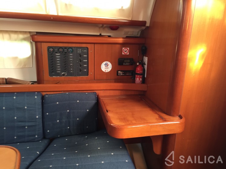 Oceanis 423 - Yacht Charter Sailica