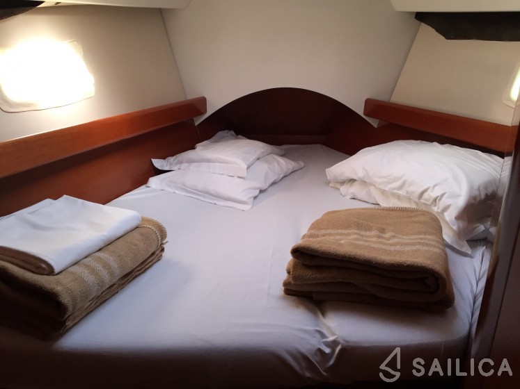 Oceanis 423 - Yacht Charter Sailica