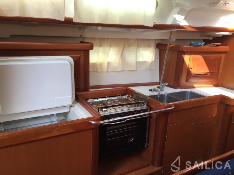 Oceanis 423 - Yacht Charter Sailica