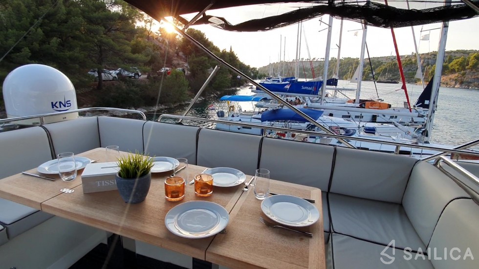 Monte Carlo 5 - Yacht Charter Sailica