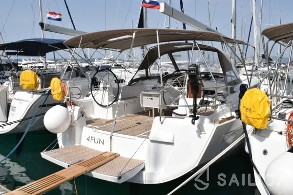 Sun Odyssey 519 - Yacht Charter Sailica