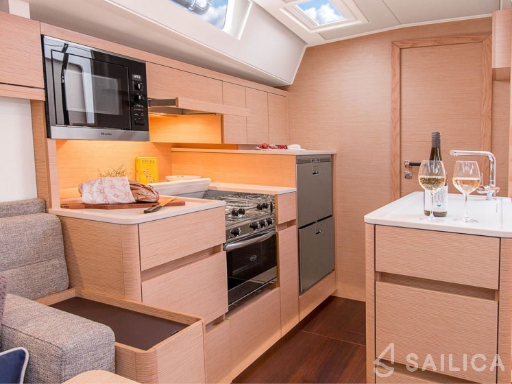 Hanse 548 - 5 + 1 cab. - Yacht Charter Sailica