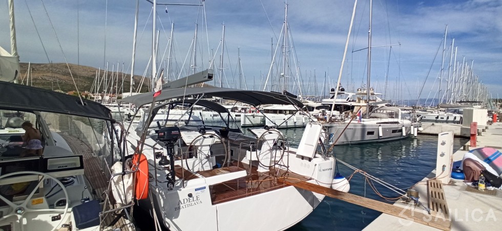Hanse 548 - 5 + 1 cab. - Yacht Charter Sailica