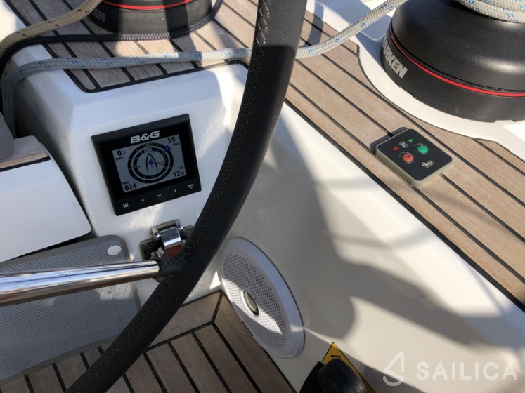 Oceanis 51.1 - Yacht Charter Sailica