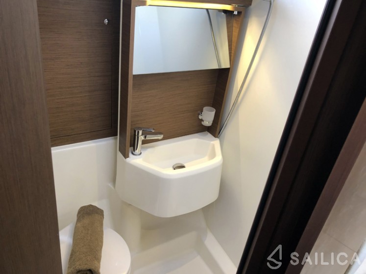 Oceanis 51.1 - Yacht Charter Sailica