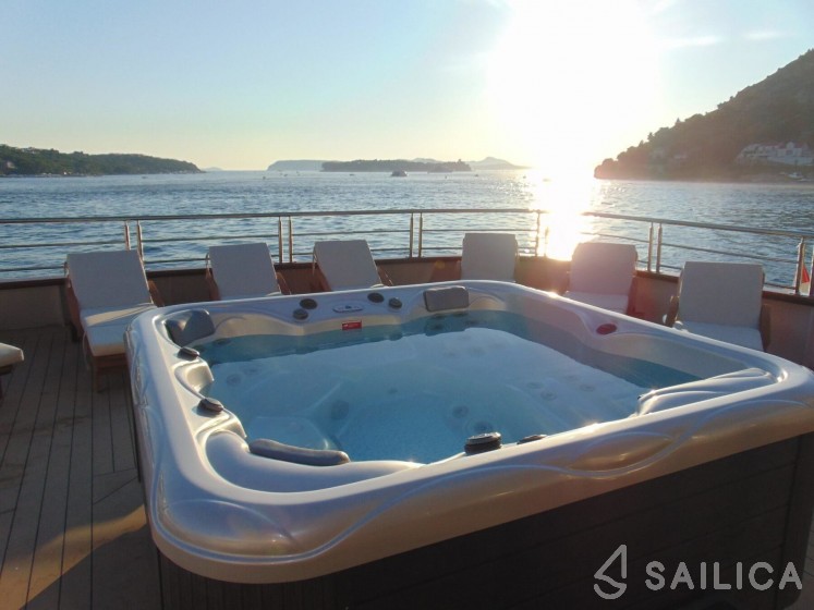 Motor Sailer 158 - Yacht Charter Sailica