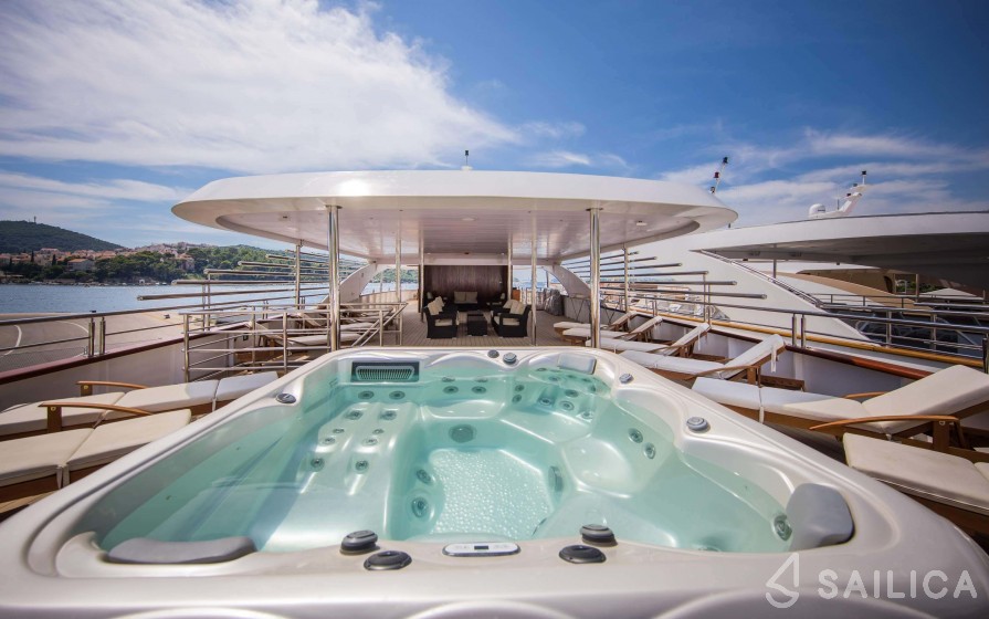 Motor Sailer 158 - Yacht Charter Sailica