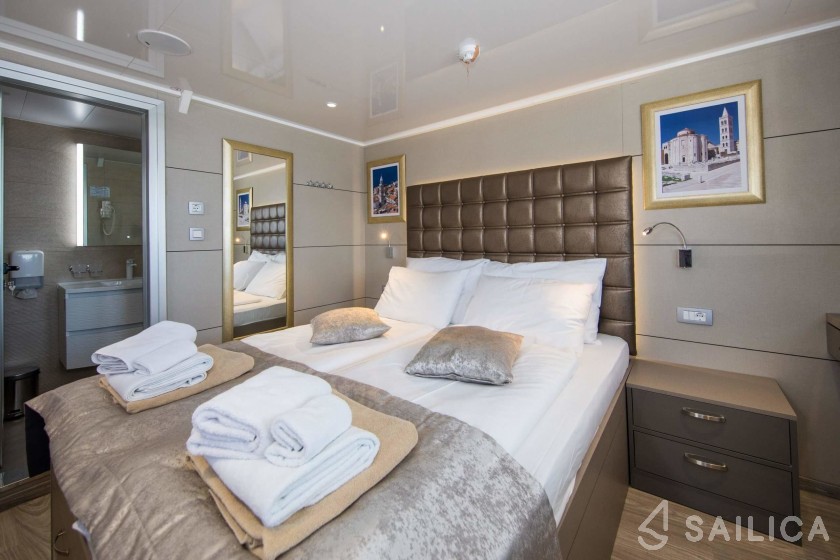 Motor Sailer 158 - Yacht Charter Sailica