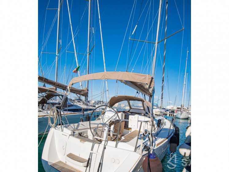 Sun Odyssey 33i - Yacht Charter Sailica