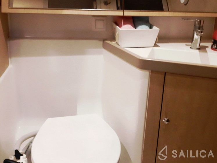 Oceanis 41.1 - Yacht Charter Sailica