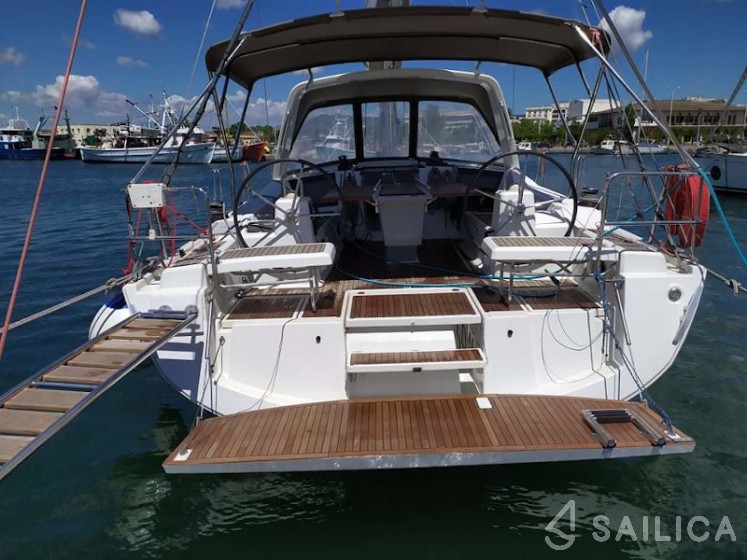 Oceanis 41.1 - Yacht Charter Sailica