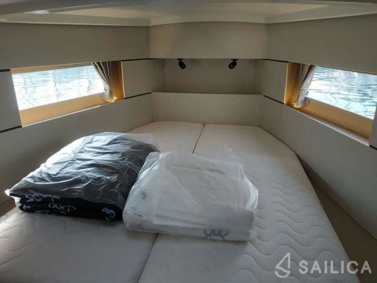Oceanis 38.1 - Yacht Charter Sailica