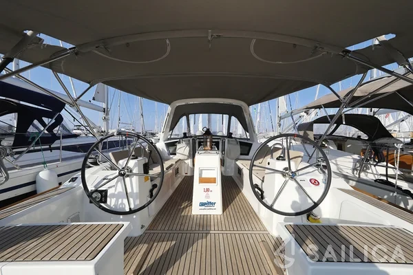 Oceanis 38.1 - Yacht Charter Sailica