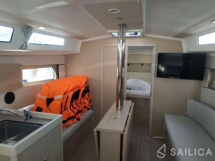 Oceanis 38.1 - Yacht Charter Sailica