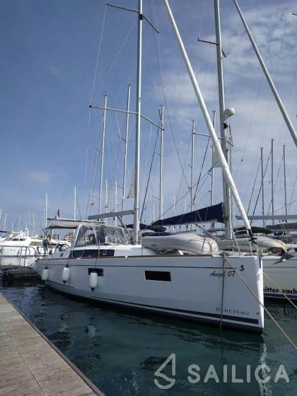 Oceanis 38.1 - Yacht Charter Sailica