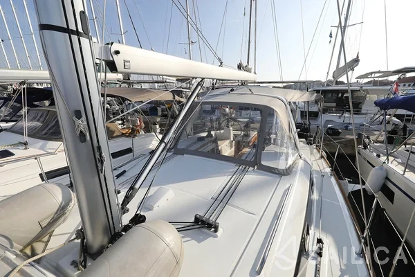 Oceanis 38.1 - Yacht Charter Sailica