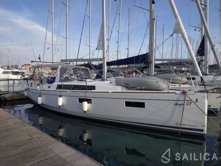 Oceanis 38.1 - Yacht Charter Sailica