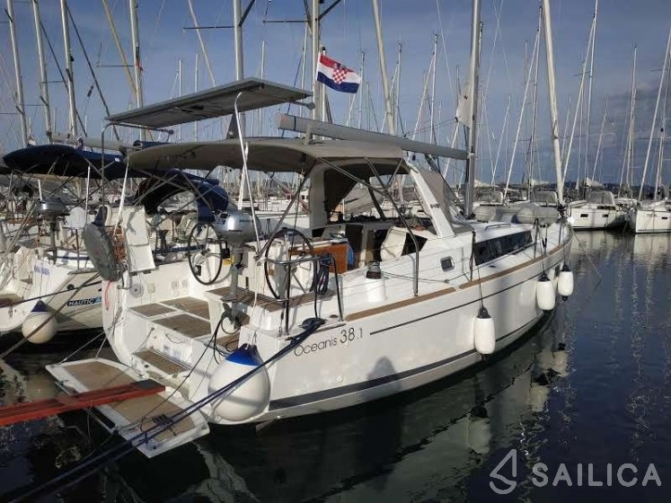 Oceanis 38.1 - Yacht Charter Sailica
