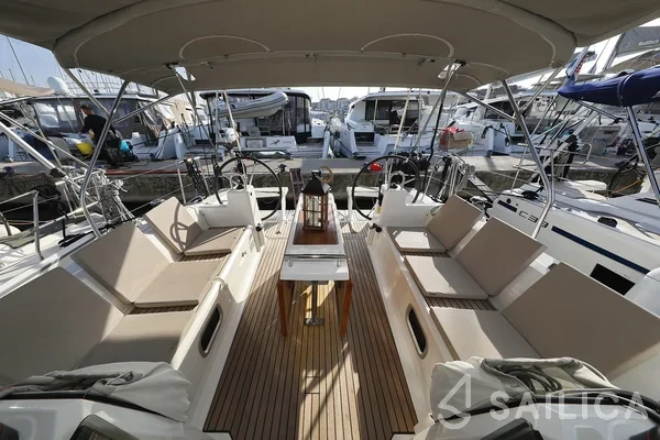 Oceanis 38.1 - Yacht Charter Sailica