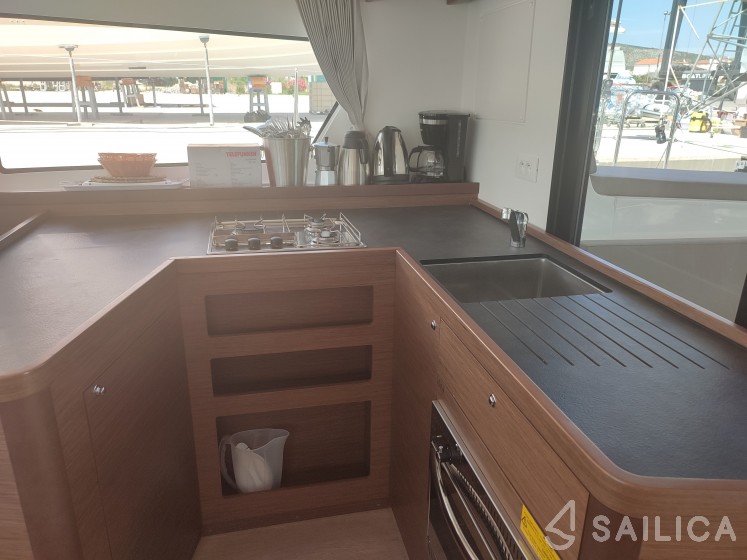 Lagoon 42 - Yacht Charter Sailica