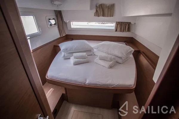 Lagoon 42 - Yacht Charter Sailica