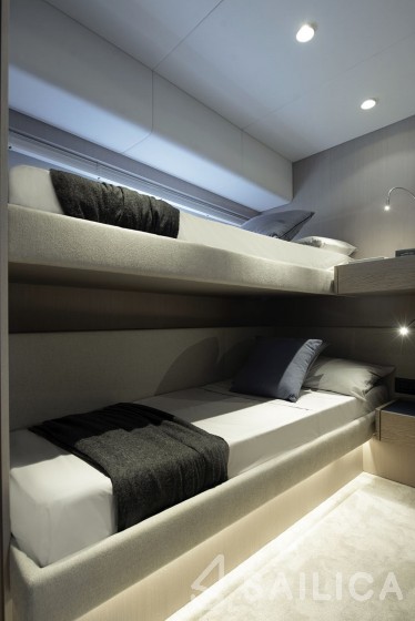 Ferretti 500 - Yacht Charter Sailica