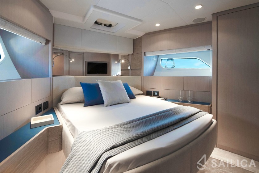 Ferretti 500 - Yacht Charter Sailica