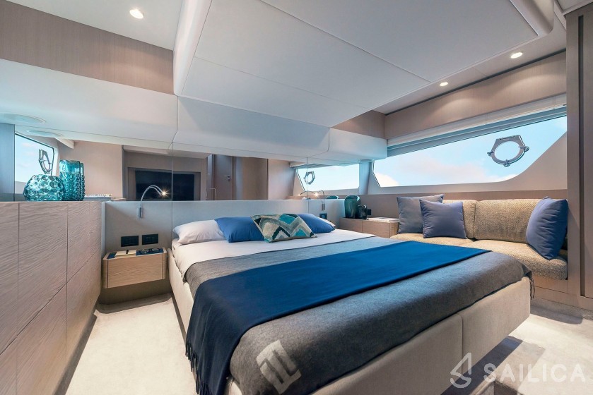 Ferretti 500 - Yacht Charter Sailica