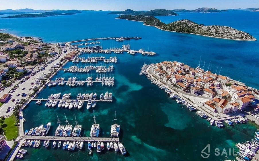 Ferretti 500 - Yacht Charter Sailica