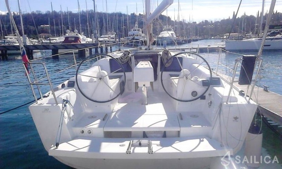 Dufour 310 GL - Yacht Charter Sailica