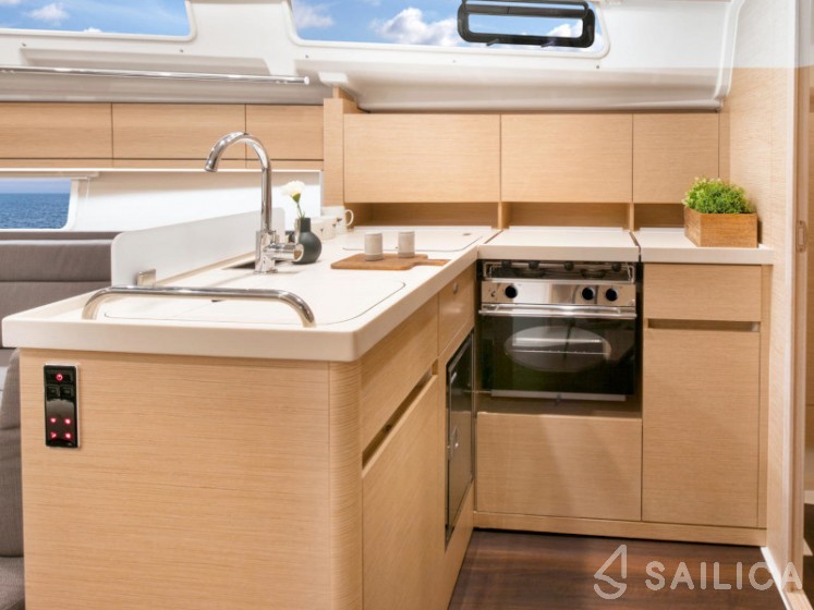 Hanse 418 - Yacht Charter Sailica