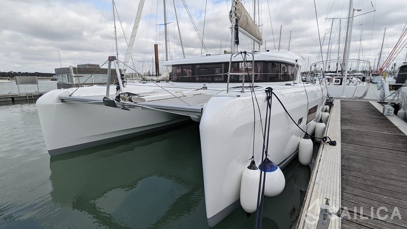 Lagoon 42 - Yacht Charter Sailica