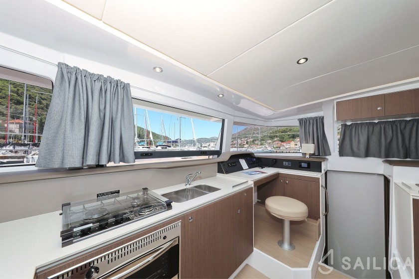 Bali 4.1 - Yacht Charter Sailica