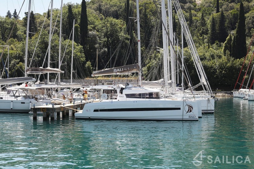 Bali 4.1 - Yacht Charter Sailica