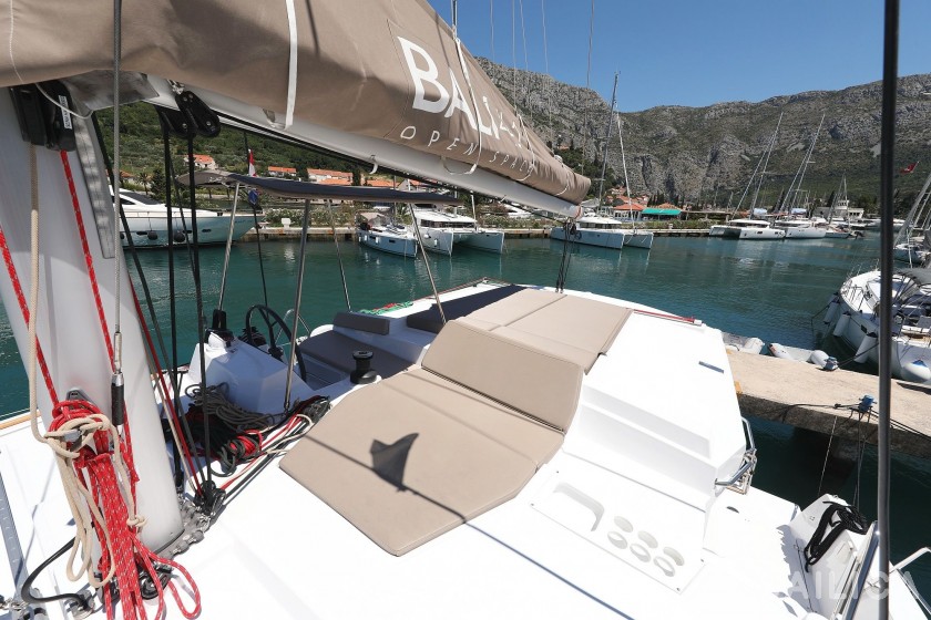 Bali 4.1 - Yacht Charter Sailica