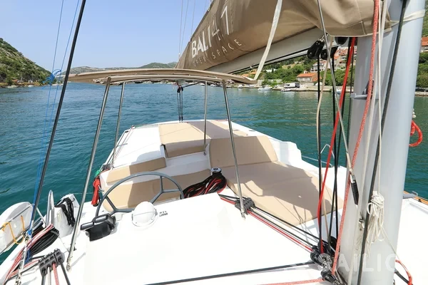 Bali 4.1 - Yacht Charter Sailica