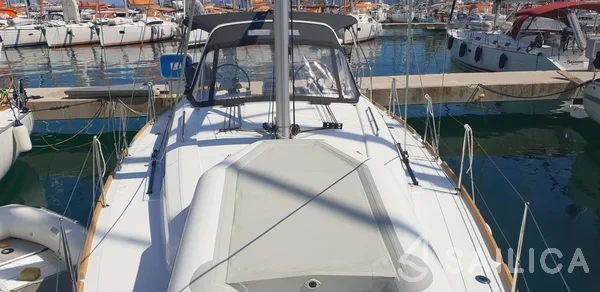 Oceanis 38.1 - Yacht Charter Sailica