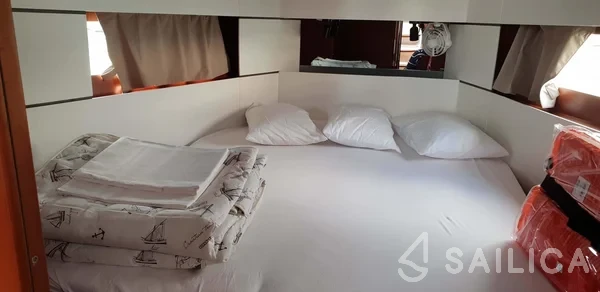 Oceanis 38.1 - Yacht Charter Sailica