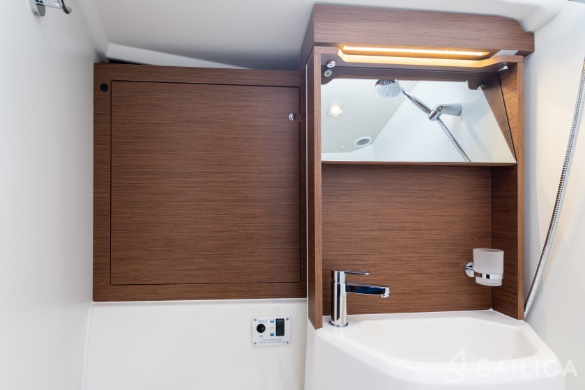 Oceanis 51.1 - Yacht Charter Sailica