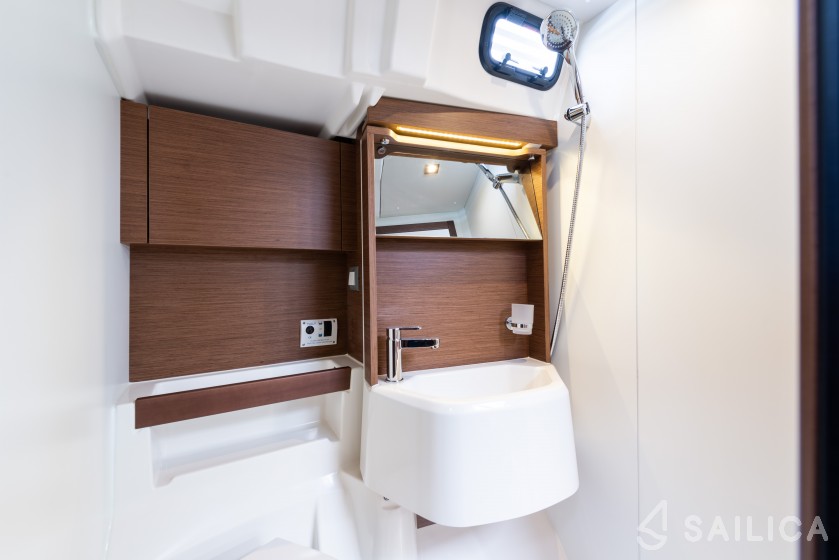 Oceanis 51.1 - Yacht Charter Sailica