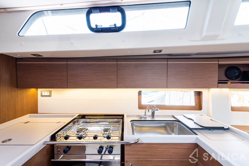 Oceanis 51.1 - Yacht Charter Sailica