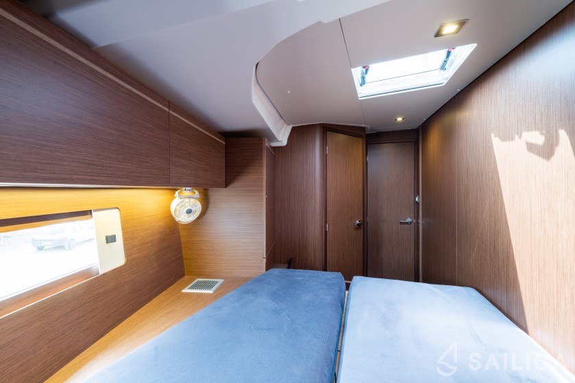 Oceanis 51.1 - Yacht Charter Sailica