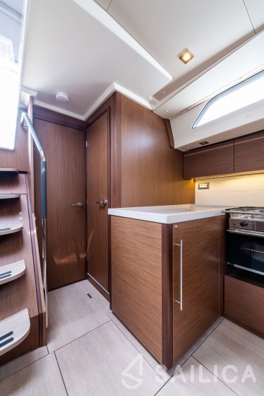 Oceanis 51.1 - Yacht Charter Sailica