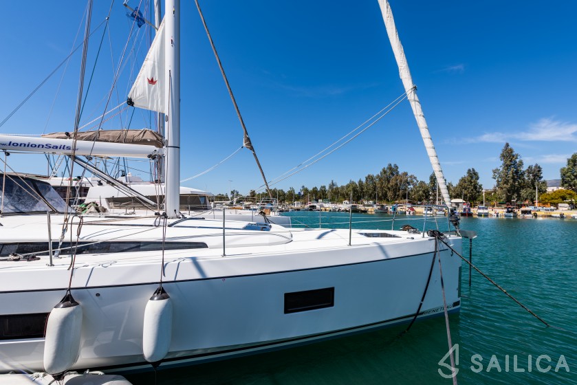 Oceanis 51.1 - Yacht Charter Sailica