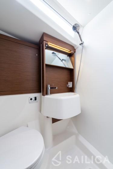 Oceanis 51.1 - Yacht Charter Sailica