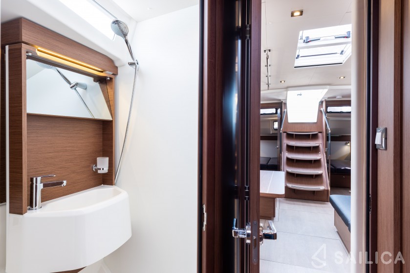 Oceanis 51.1 - Yacht Charter Sailica