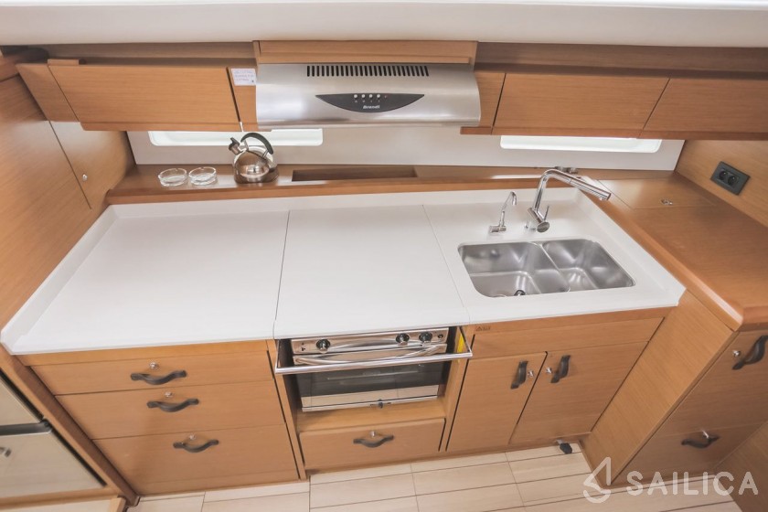Jeanneau 54 - Yacht Charter Sailica
