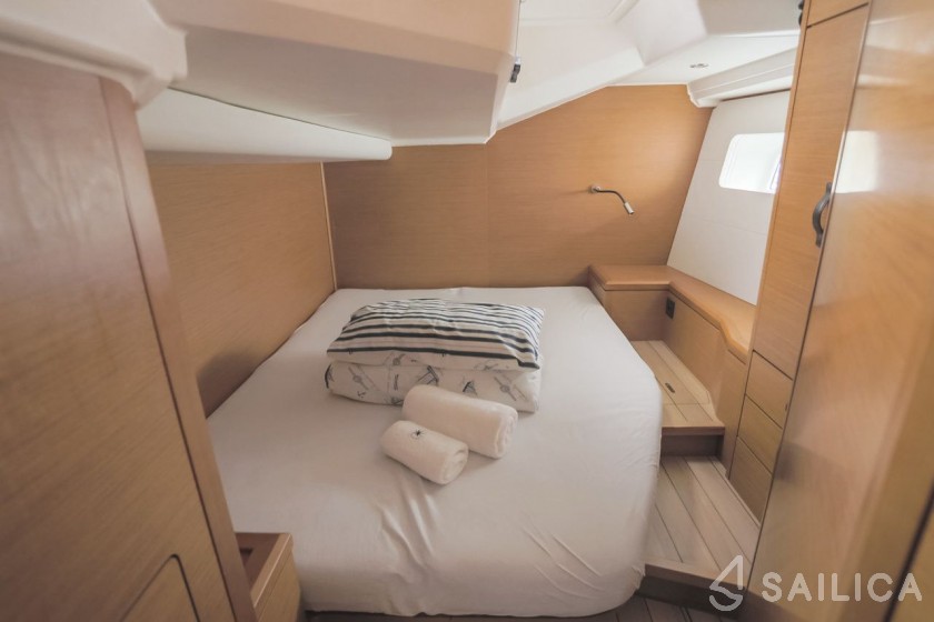 Jeanneau 54 - Yacht Charter Sailica