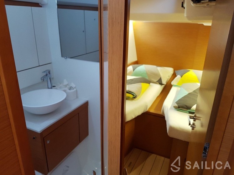 Jeanneau 54 - Yacht Charter Sailica