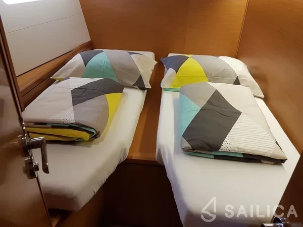 Jeanneau 54 - Yacht Charter Sailica